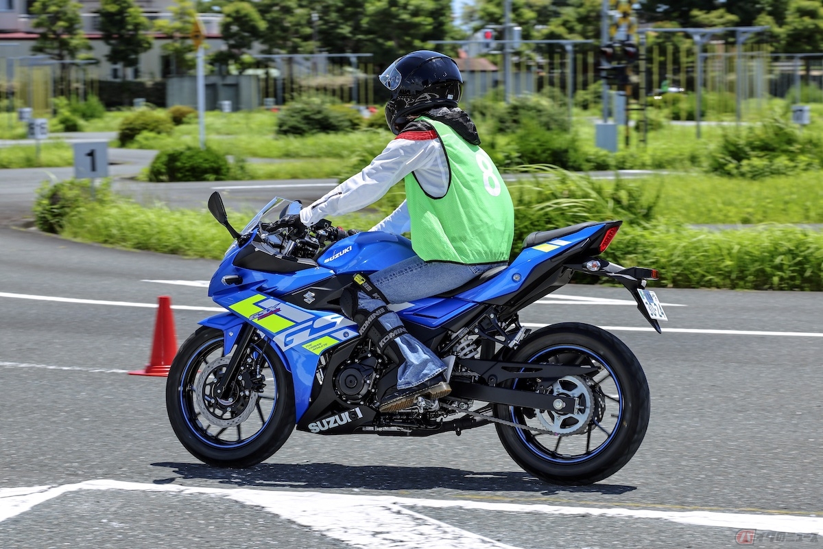 レッスンが始まってすぐに教えてもらえたニーグリップ。走行中は意識しながら走ることができた