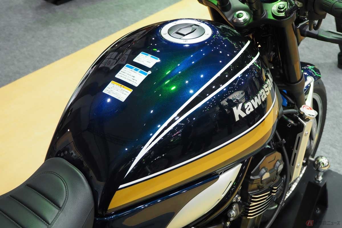 「燃料タンク容量」は「燃料タンクに入るガソリンの量」を表記。写真はカワサキ「Z900RS」の燃料タンクで容量は17L