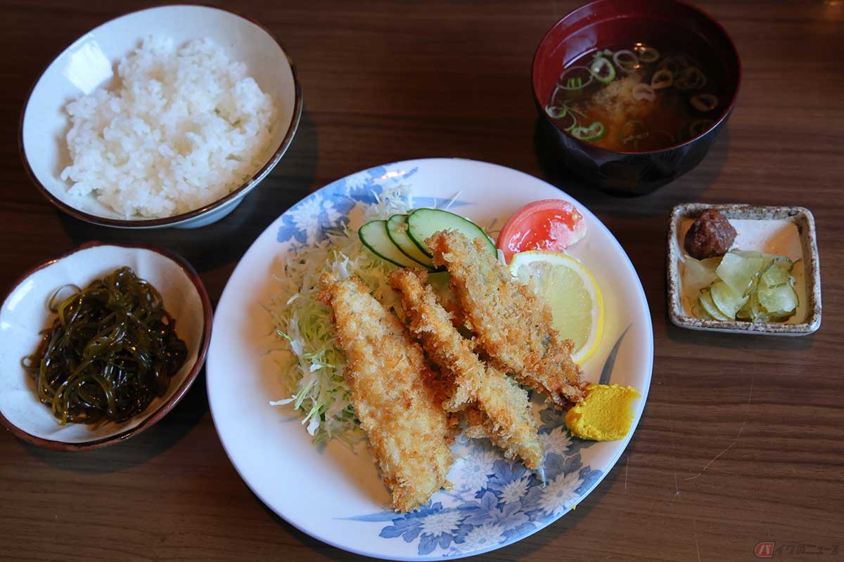 「めし処　山の上の下」の「アジフライ定食」。小鉢、ご飯、みそ汁、漬物で定食。梅干しが自家製のようで汗をかいた後だったこともあっておいしかった