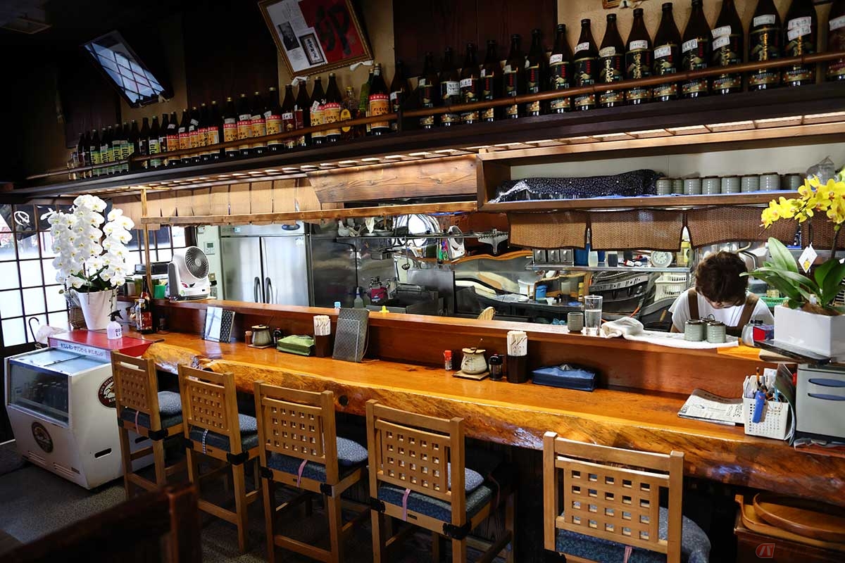 「めし処　山の上の下」の店内は、カウンターにテーブル席が3卓。訪れたときはフレンドリーなお母さんが2人で営業していた