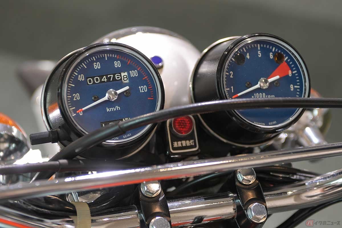 ロードバイクと同じくスピードメーターとタコメーターの両方を装備