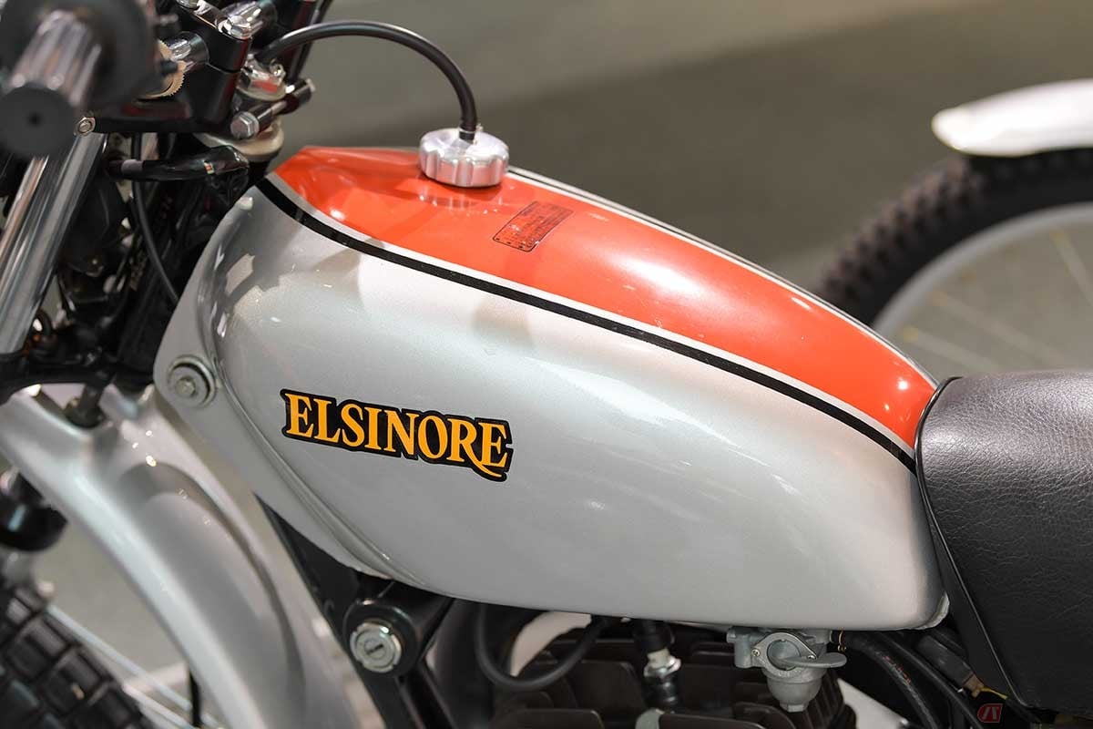 アルミ製キャップの燃料タンクには「ELSINORE」の文字だけで「HONDA」のロゴはない