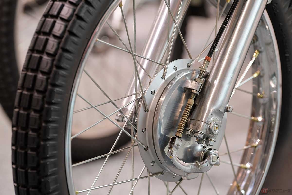 軽量化を徹底した片ハブのフロントドラムブレーキ。オフロードに適したノビータイヤ(ブロックタイヤ)を履く