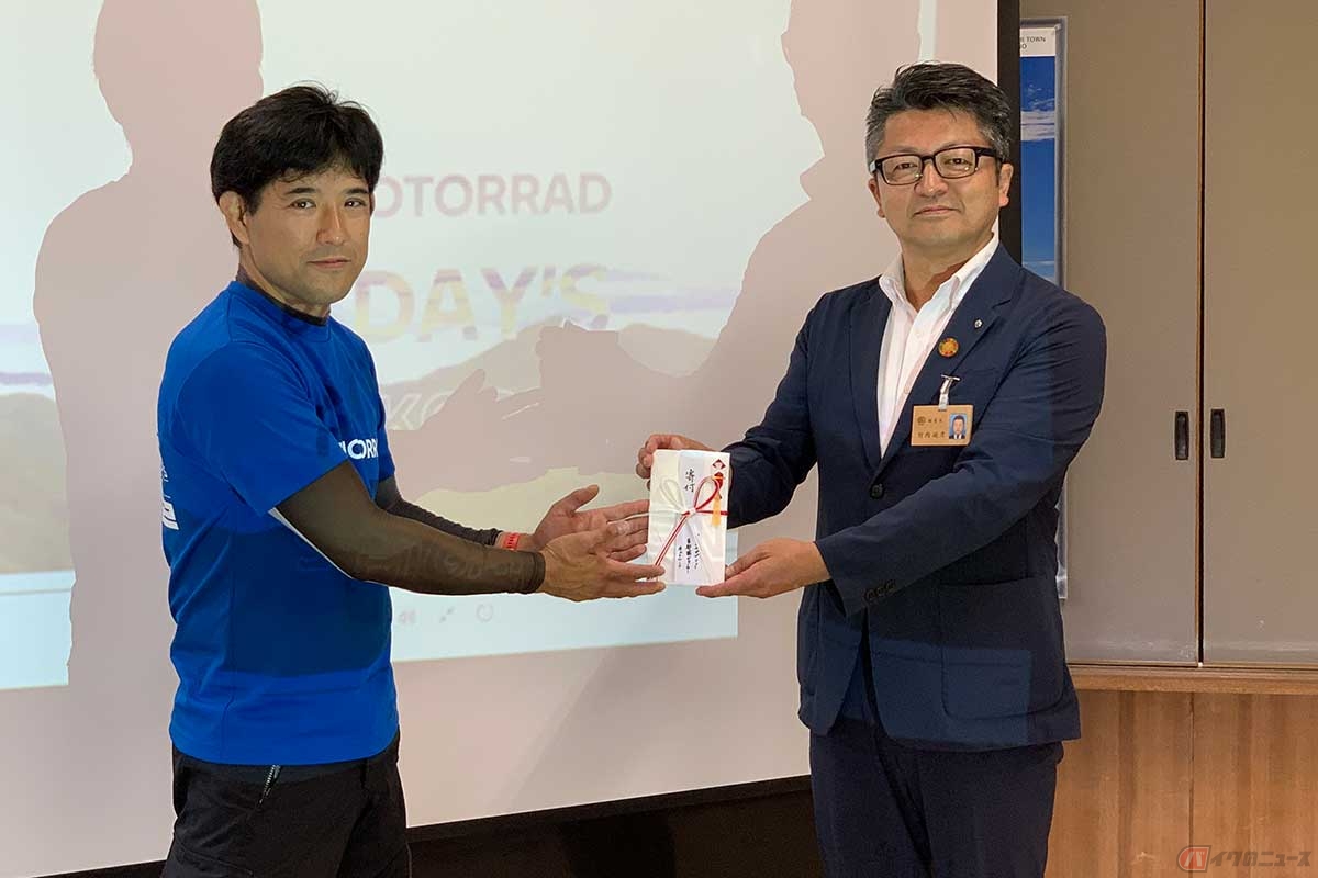 山ノ内町教育委員会 教育長の竹内延彦氏(写真右)へ、BMW Motorrad首都圏ディーラーネットワーク委員長の野崎正博氏(写真左)より寄付金が手渡された