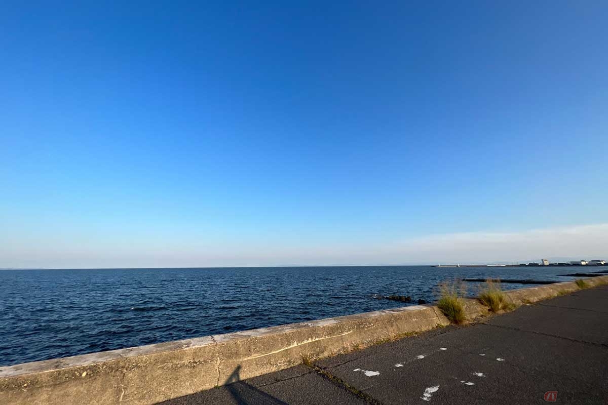 「白子の浜」から眺める夕暮れ間際の伊勢湾。海の向こうには家康の本拠地、岡崎がある