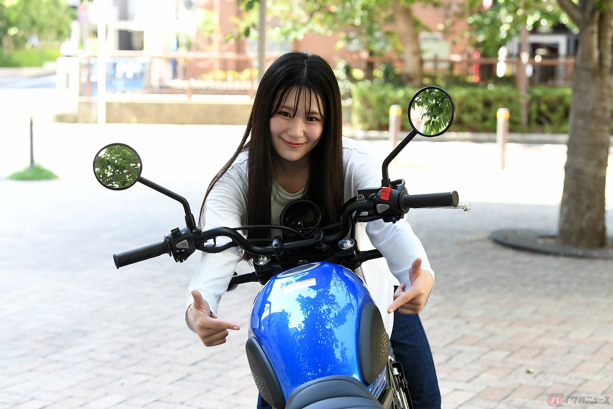 タンクとシートにくびれがあるお陰で、スッと真下に足を下ろすことができる