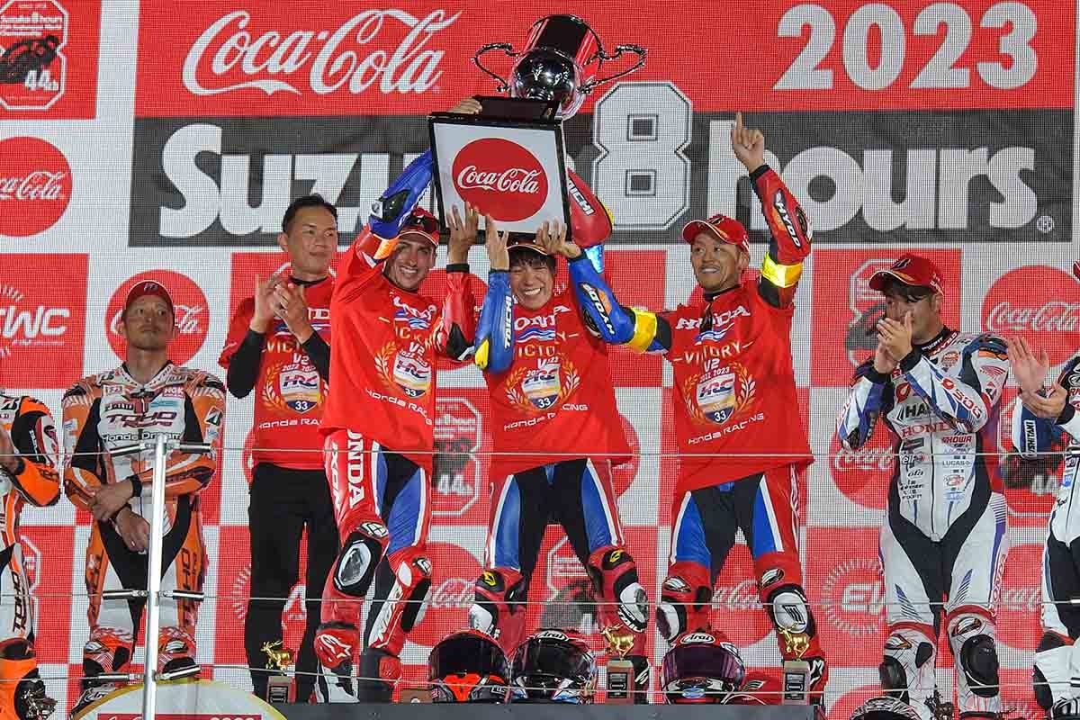 連覇を達成したTeam HRC with日本郵便のライダー。左からチャビ・ビエルゲ選手、長島哲太選手、高橋巧選手