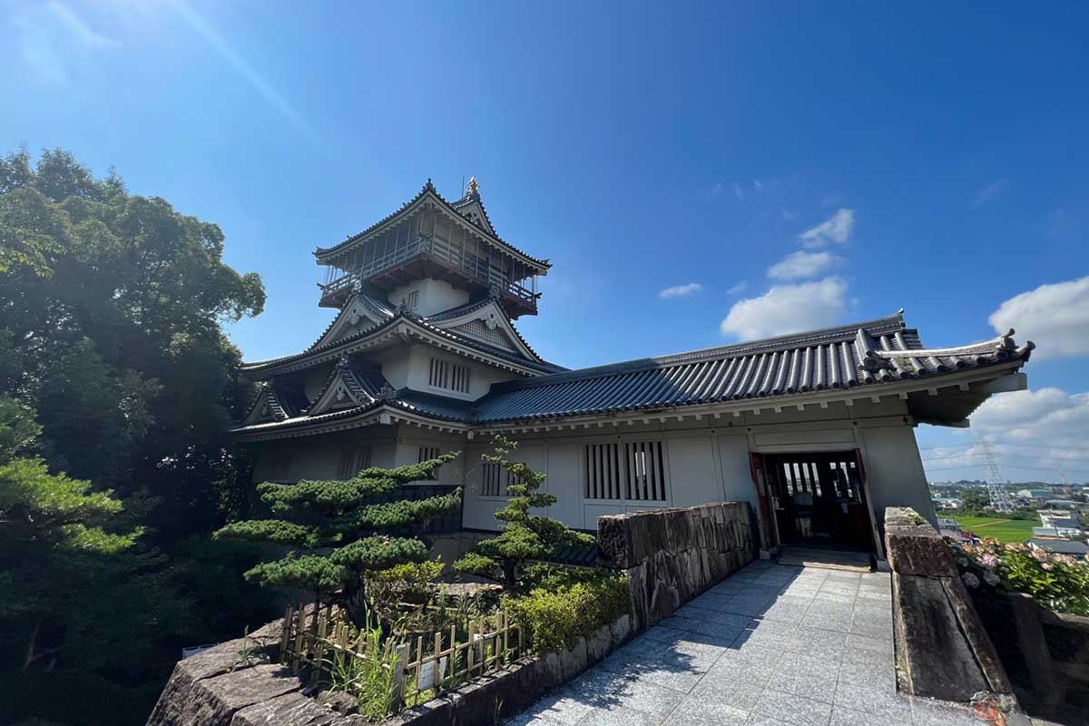 現在の「岩崎城」。兵の慰霊祭は現在でも受け継がれ、史跡の保護の動きが高まり、1987年に展望塔としての模擬天守が築城された