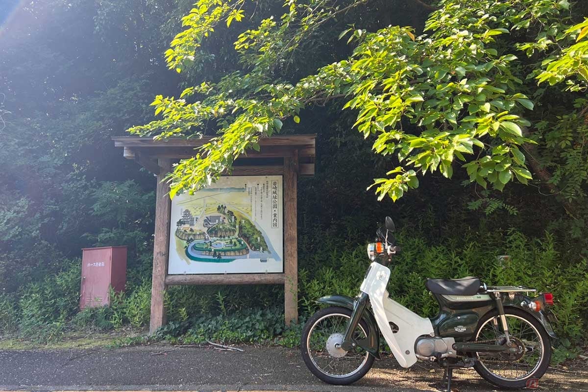 愛知県日進市にある「岩崎城址公園」に到着。駐車場にバイクを停めて公園内を散策した