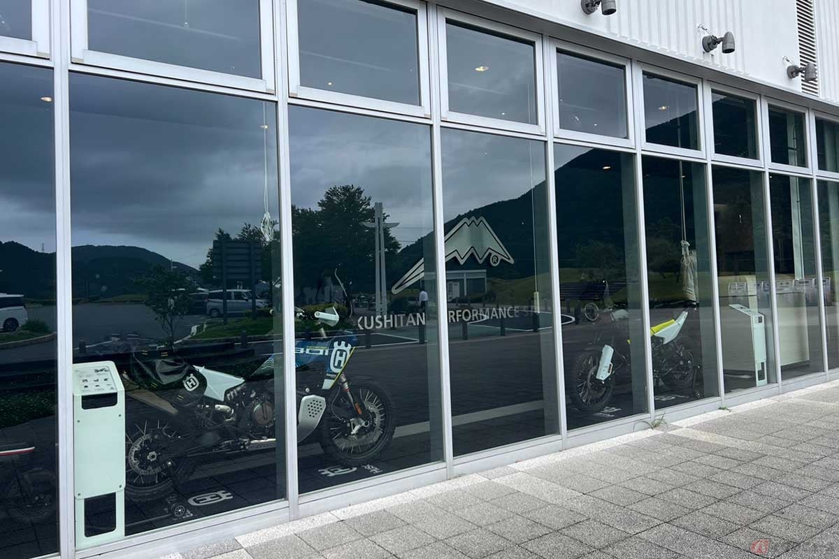 訪れた時は「KUSHITANI PERFORMANCE STORE」にハスクバーナ「NORDEN 901」シリーズが展示されていた