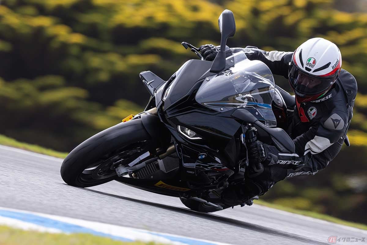 ピレリ新型タイヤ「DIABLO SUPERCORSA V4 SC」を装着したBMW Motorrad「S 1000 RR」でフィリップアイランドのサーキットを走る筆者(伊丹孝裕)