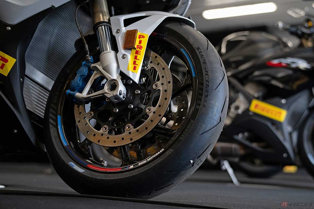 ピレリ新型タイヤ「DIABLO SUPERCORSA V4 SC」は、サーキットでラップタイムを「削る」ために開発された「溝付き」タイヤ
