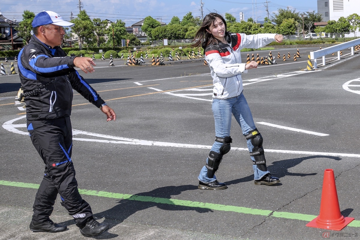 スラロームのコツをインストラクターさんに聞いたところ、肩に目がついているようなイメージで目線を目標に向けることと教わった