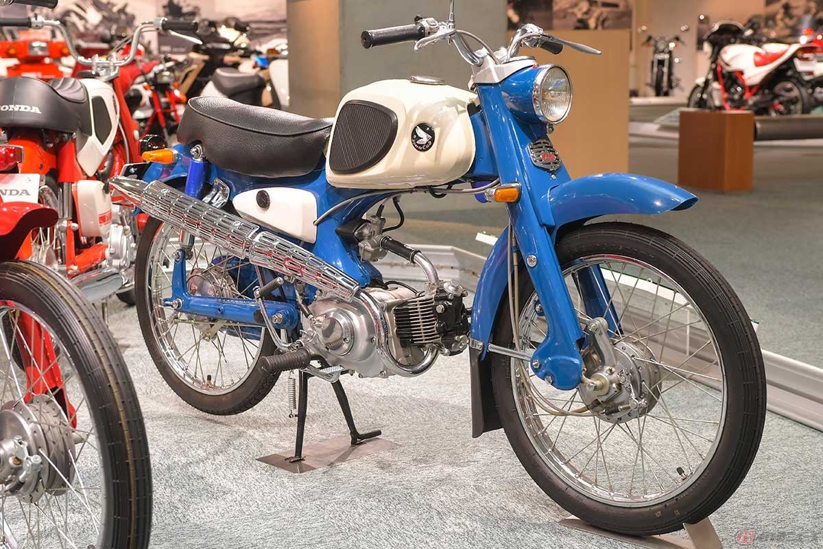 「スーパーカブC100」をベースにしたバリエーションモデル、本格的原付スポーツバイクとなった「スポーツカブC110」(1960年型)