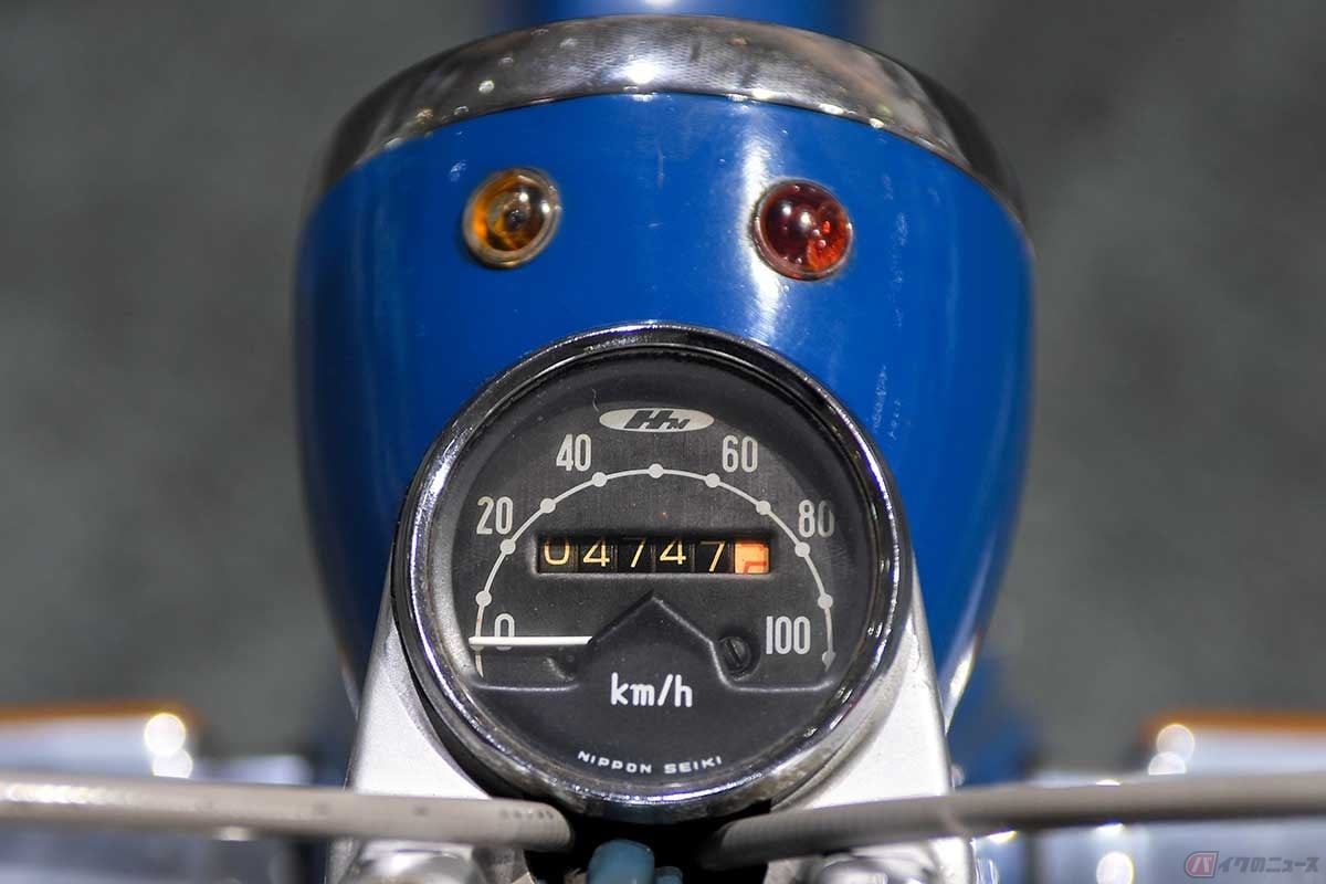 「スポーツカブC110」の最高速度は85km/hだが、メーターは100km/hまで表示されている