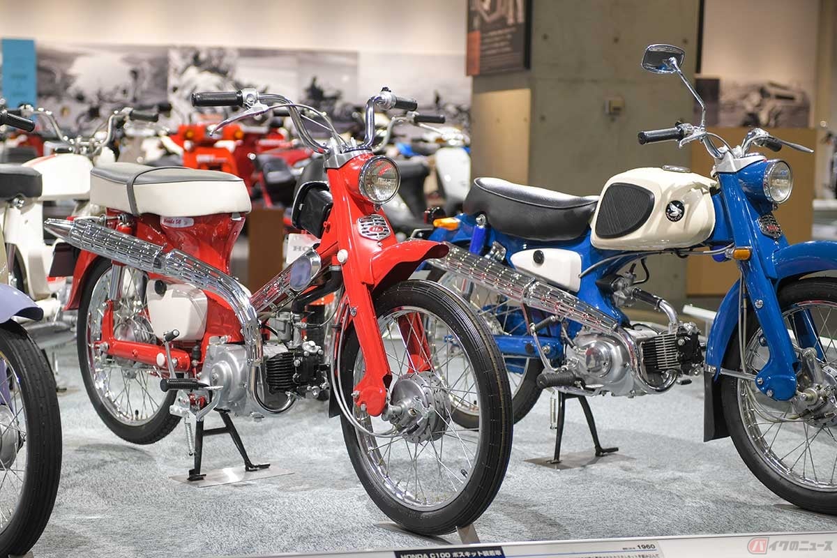 「ボス」キット装着車(左)と「スポーツカブC110」(右)。フレームやマフラーの違いに注目
