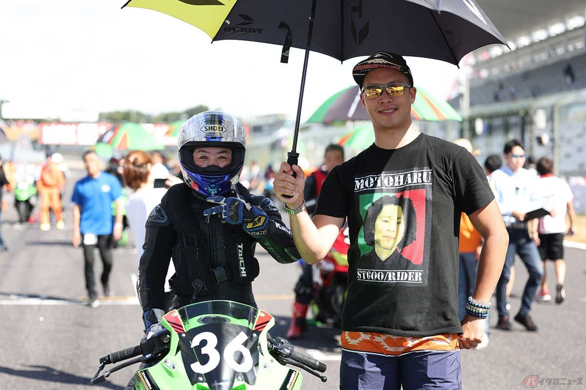 アンブレラ・ボーイには『バイクのニュース』でもおなじみ、プロライダーでエンターテナーの濱原颯道選手。小さい頃から知っているので、こんなに大きくなった、こんなに“人気一杯ダー”になったと感慨深い(写真/カワサキモータースジャパン)
