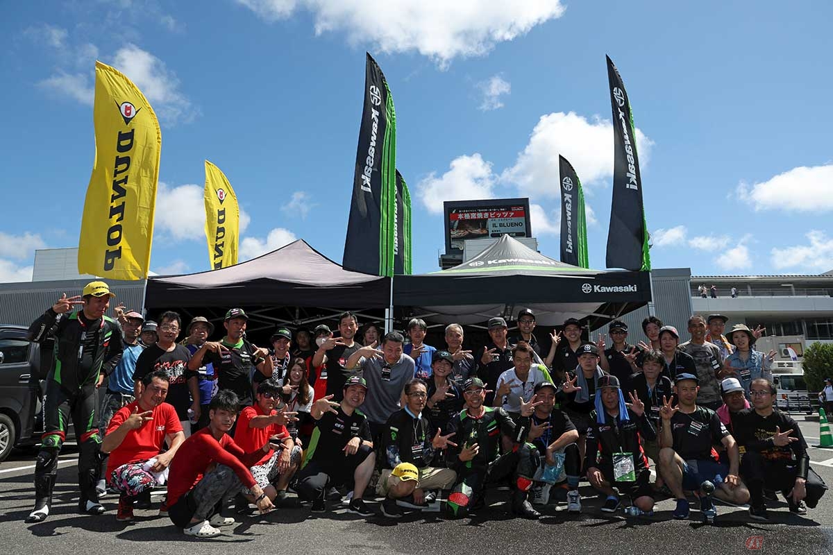 鈴鹿8耐の場でのレースを終えて、笑顔の『Ninja Team Green Cup』参加者の皆さん（写真／カワサキモータースジャパン）