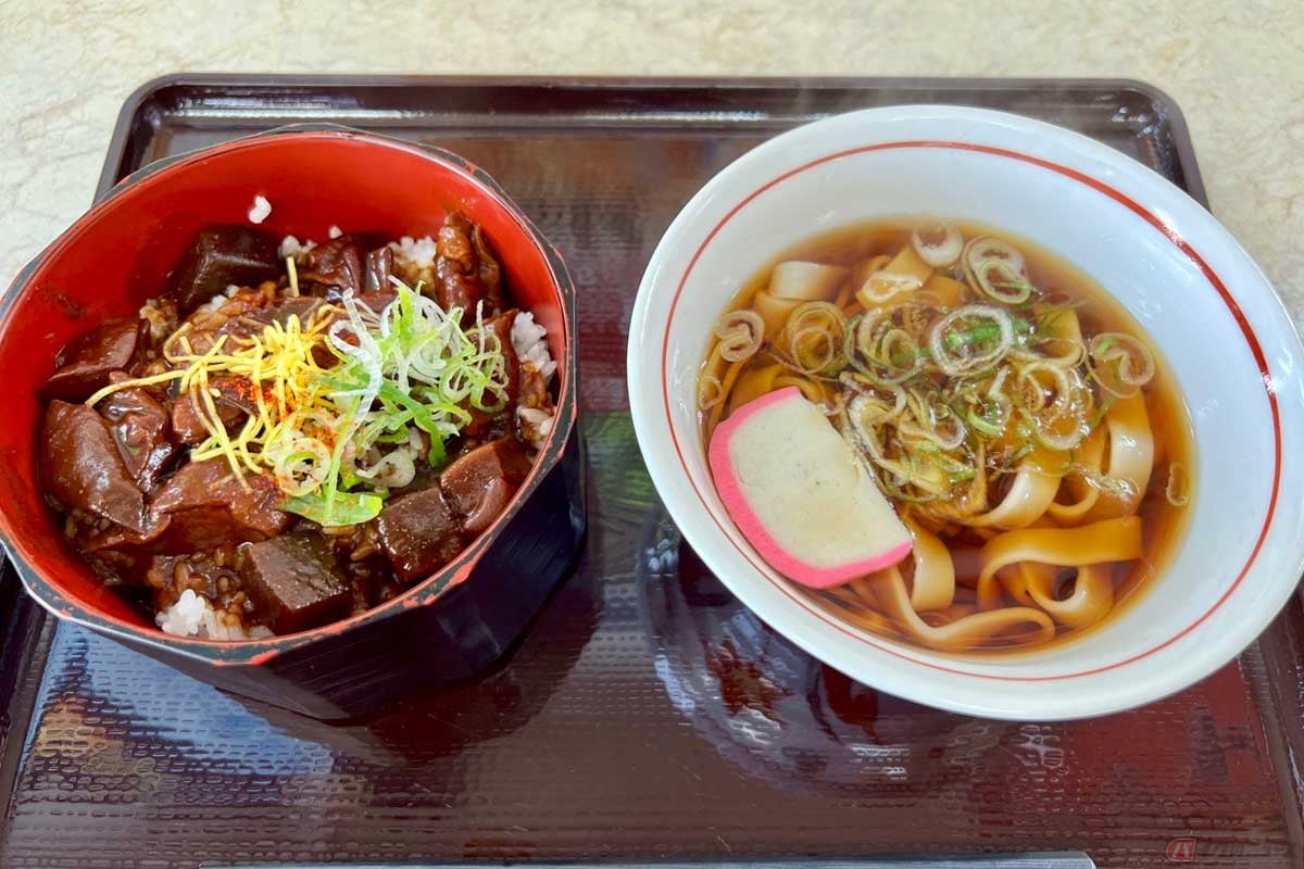 東名高速「守山PA」(上り)でオーダーした「名古屋どてめし ミニきしめん」(1000円)は、少し甘口のコッテリした「どてめし」の味に「きしめん」の相性が良く、名古屋の味をダブルで堪能できる