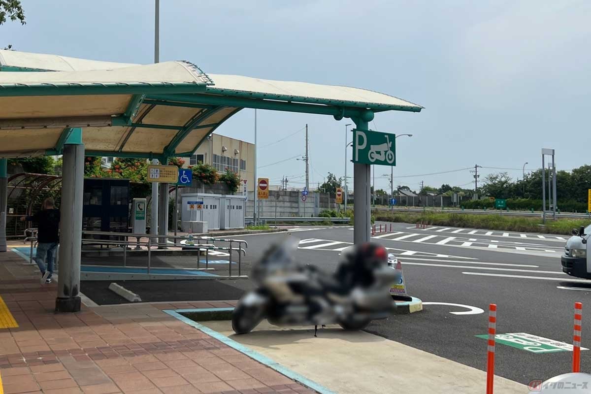 屋根は無いが、2輪専用の駐車スペースも確保されている