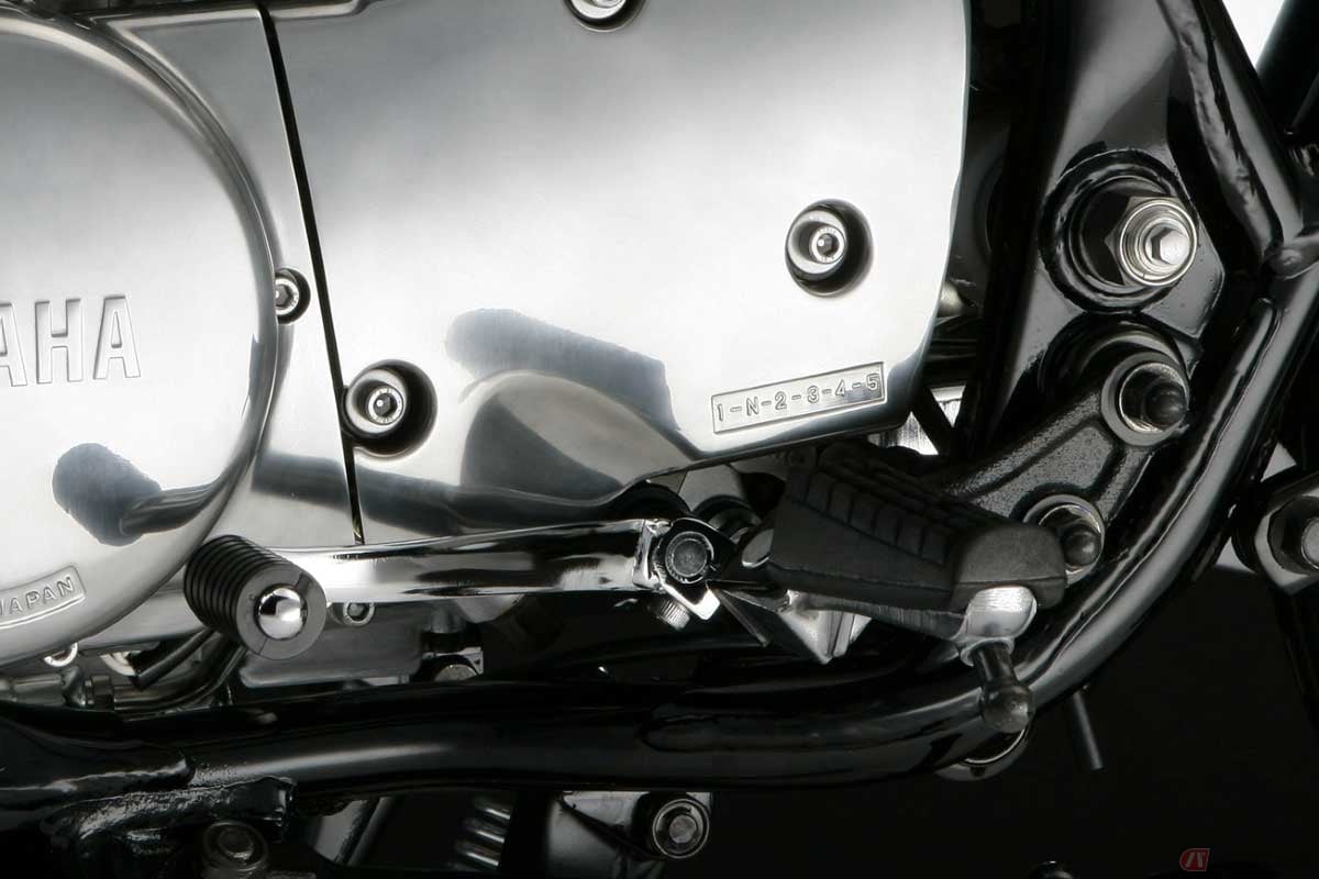 変速機の段数を切り替えるシフトペダル。写真のヤマハ「SR400」は5速リターン式