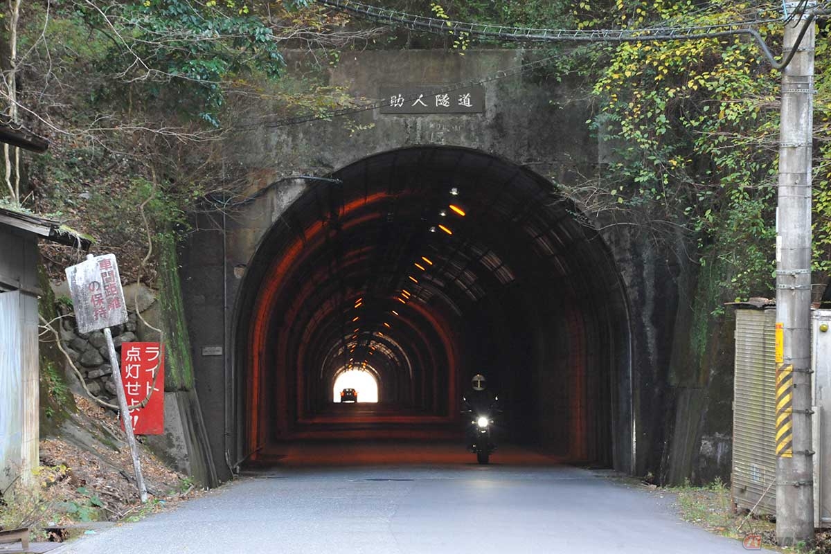国道168号「助人トンネル」　写真では明るく見えるが、事故当時のトンネルは照明が変更されているため、暗く見通しが悪かったという（撮影／中島みなみ）