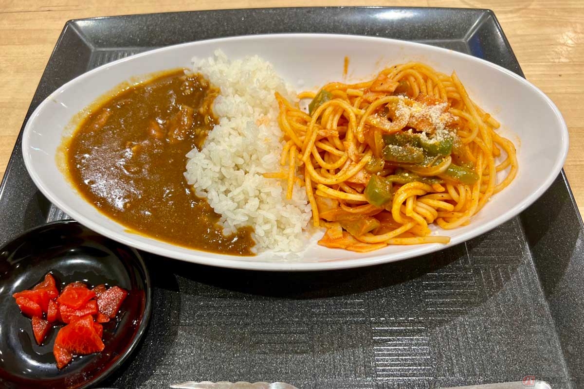 首都高速「市川PA」でオーダーした、昭和テイスト溢れる「ナポリタンカレー」（950円）は、食べなくても味が想像できるところも、安心感があって良い