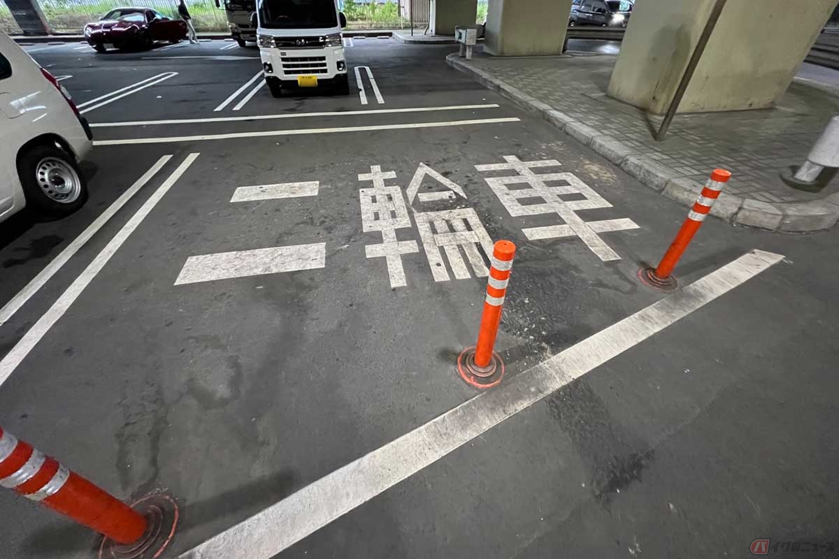 2輪専用の駐車スペースもしっかり確保されていた。高架下の施設なので雨の日でも安心