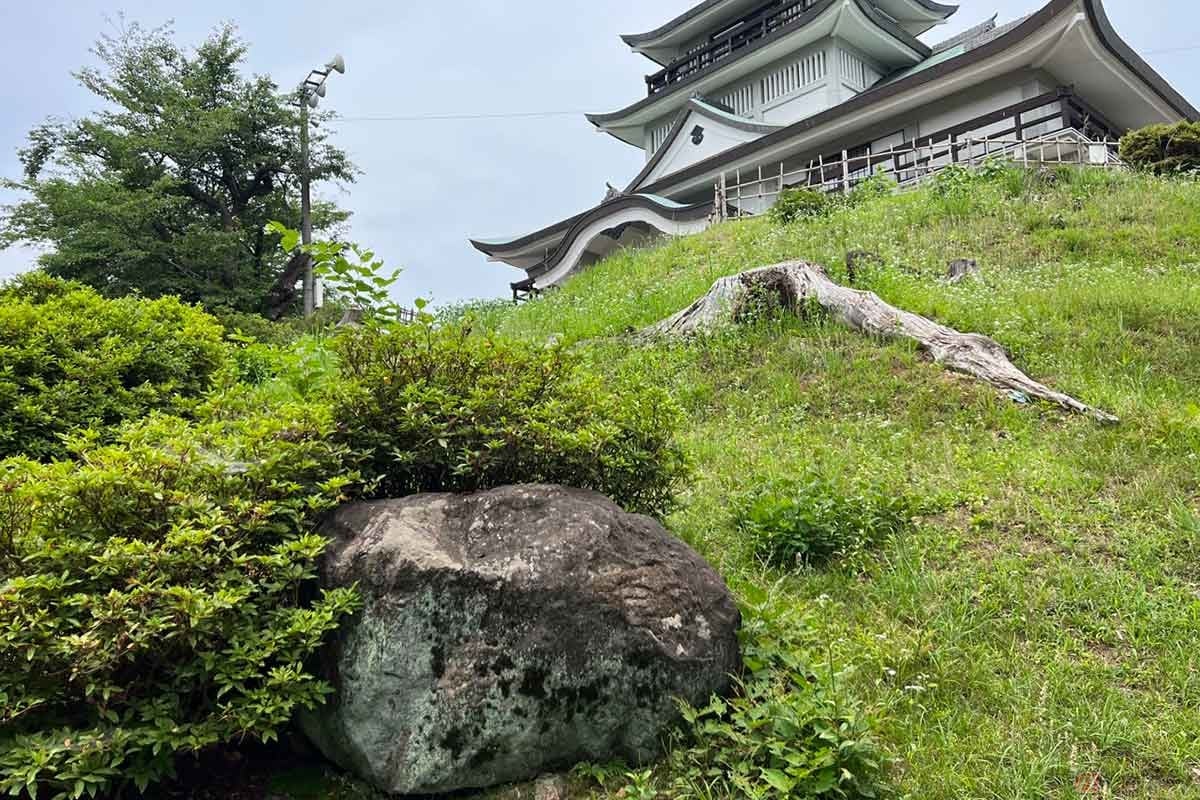 頂上付近には大きな石がいくつも点在する。石の転落原因は定かではないが、「小牧・長久手の戦い」では土塁にせき止められている状況が調査で判明しているため、その後に破壊、もしくは「名古屋城」築城(1610年から)の搬出の可能性があるようだ