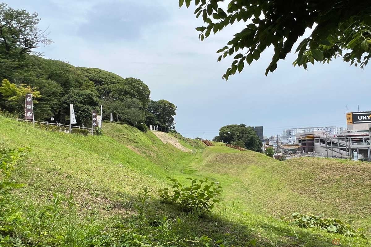 織田信雄・徳川家康軍は「小牧山城」に二重の土塁と、その間の堀を作り敵の侵入を阻止した。深いところでは9mもあり、まさに難攻不落
