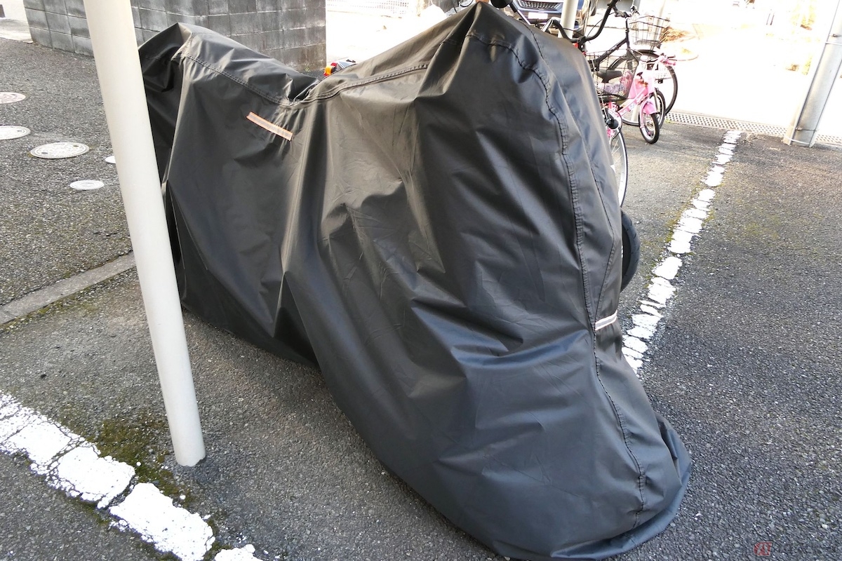 屋外に駐車する時はバイクカバーをかけることが推奨されている