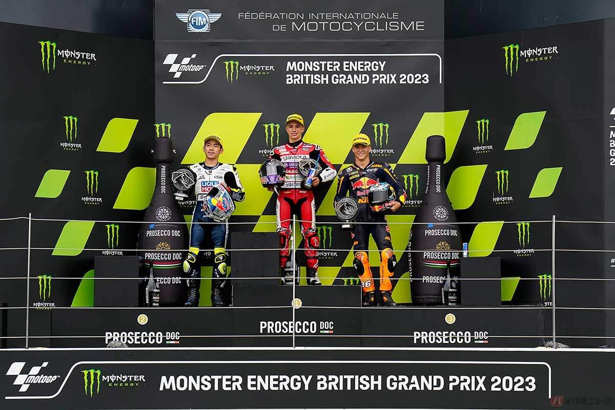 【MotoGP第9戦イギリスGP】Moto3クラスでで2位表彰台を獲得した佐々木歩夢選手（写真左）