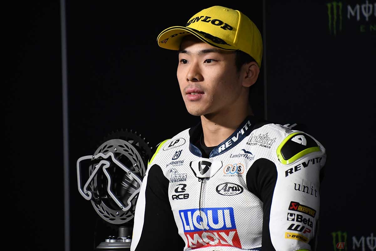会見で「トリッキーなレースでした」とレースを振り返る佐々木歩夢選手