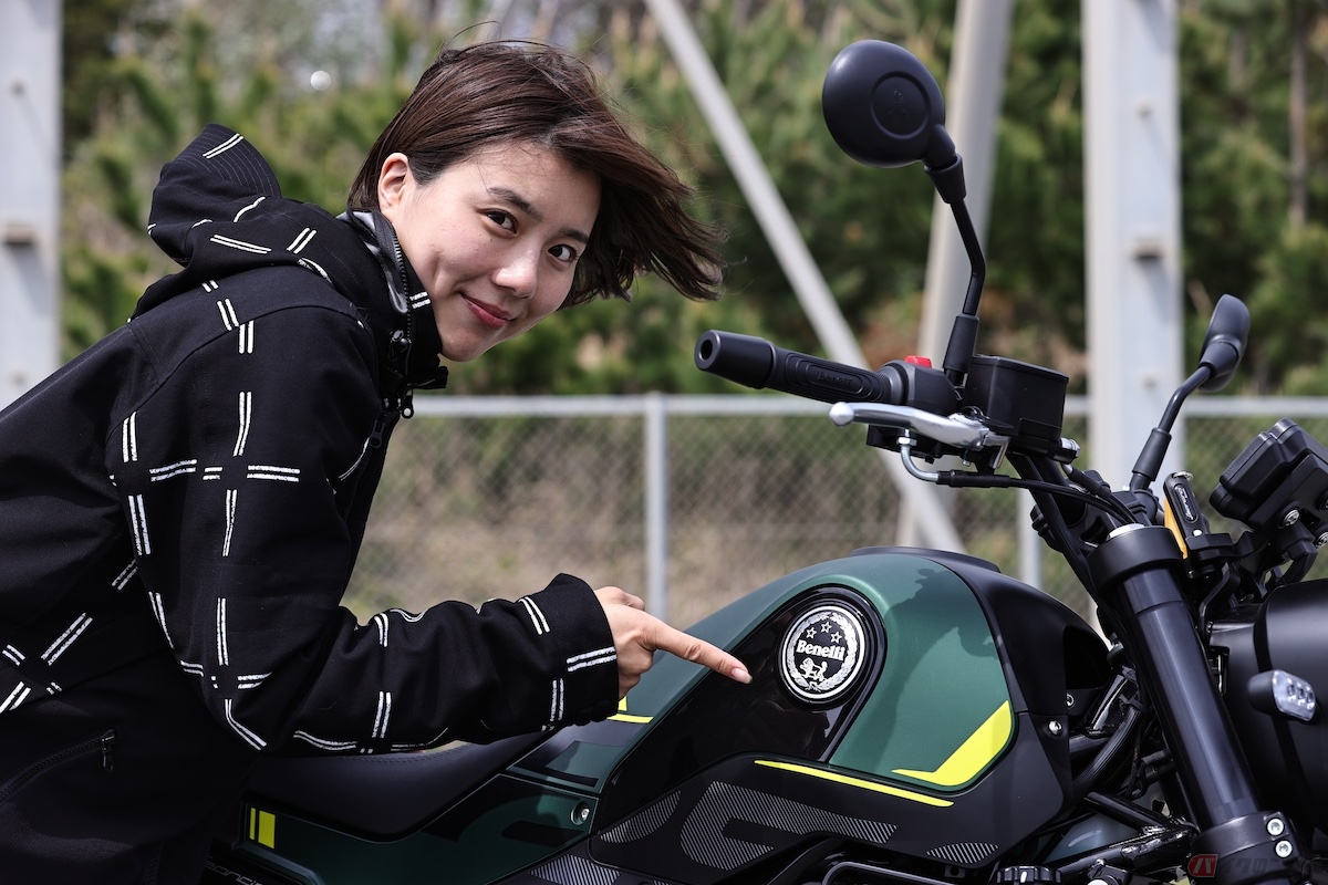 タンクの横にはベネリのエンブレムがしっかりと配置されています