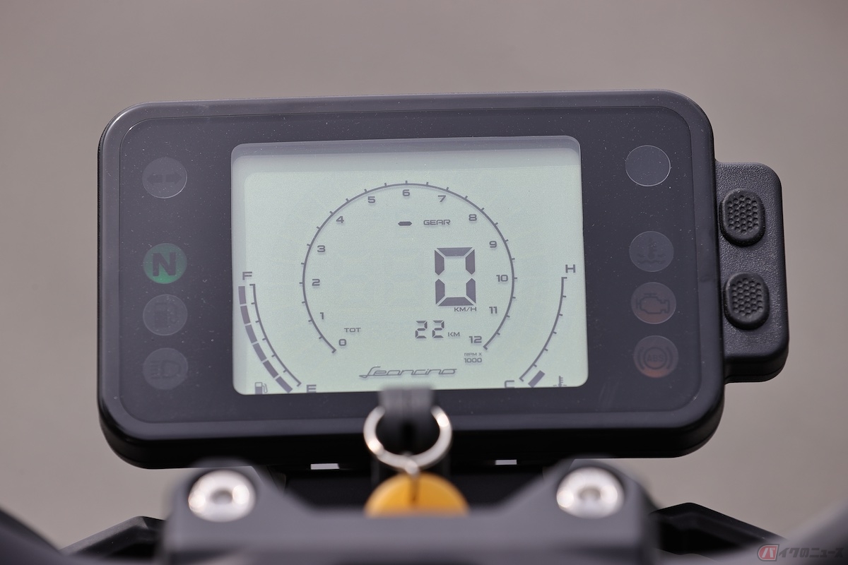 フルデジタルメーターパネルは、表示もシンプルで視認性に優れています