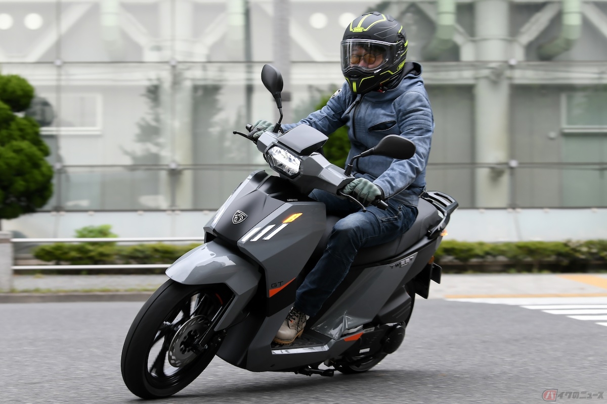 アクセル開度を高めても音だけが先行するような滑り感はなく、街中を走るぶんにはちょうどよいトルキーさがある