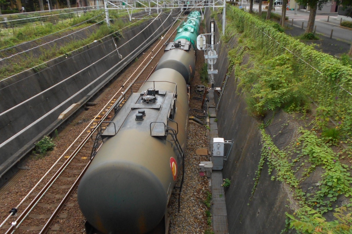 内陸の山間部の地域は、製油所からガソリンを一時的に貯蔵する油層所に列車で運ぶこともある
