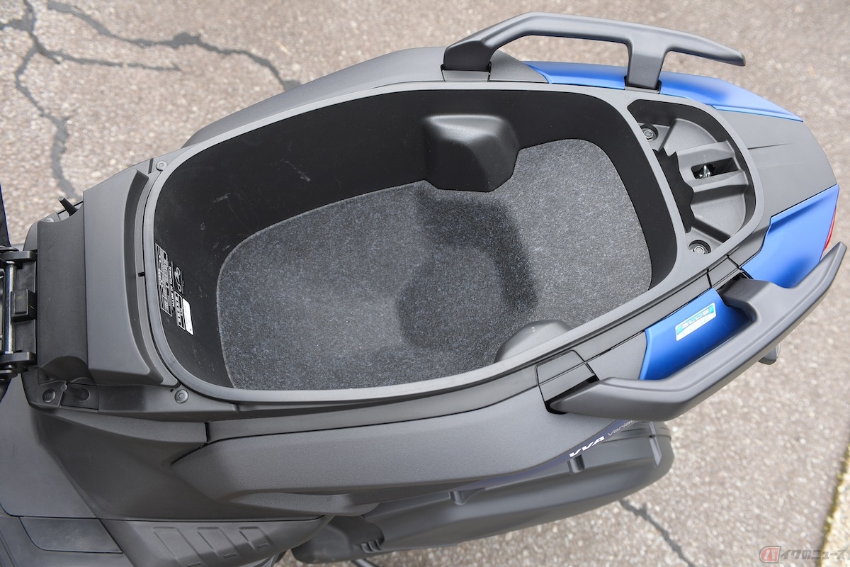 シート下のトランク(容量約23.2L)には長ネギがすっぽりと入りそうなほどの余裕がある