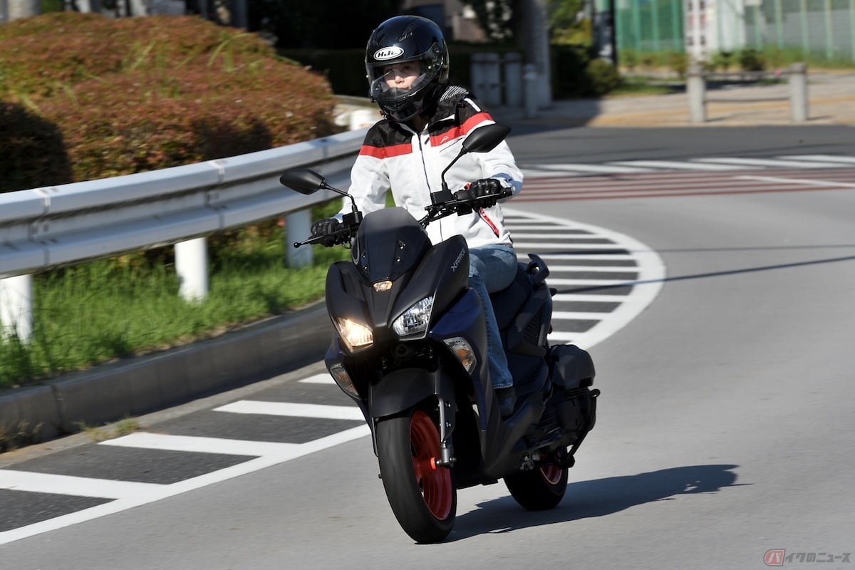コーナーを曲がる時は体を少し傾けるだけで車体ごと一緒に包まれる感覚がある