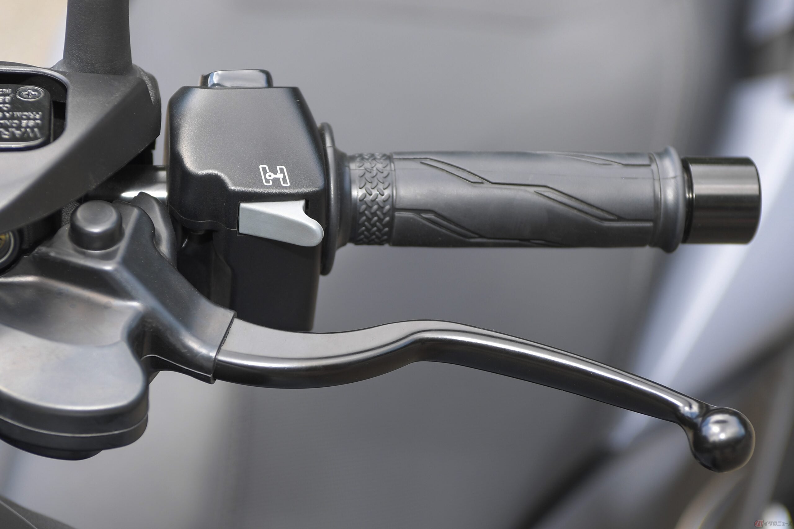 スタンディングアシストの解除はスロットルをひねるだけ