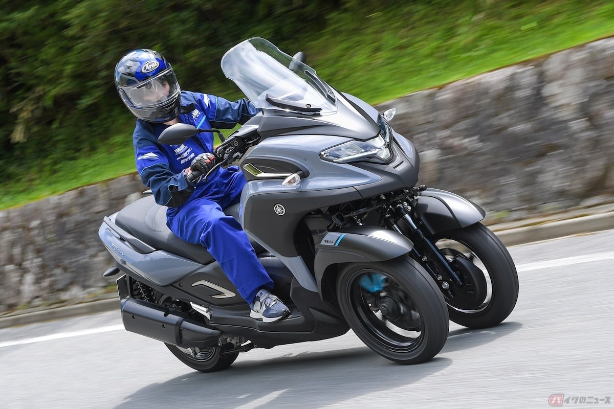 安定したコーナリングがトリシティ300の走行ポイント