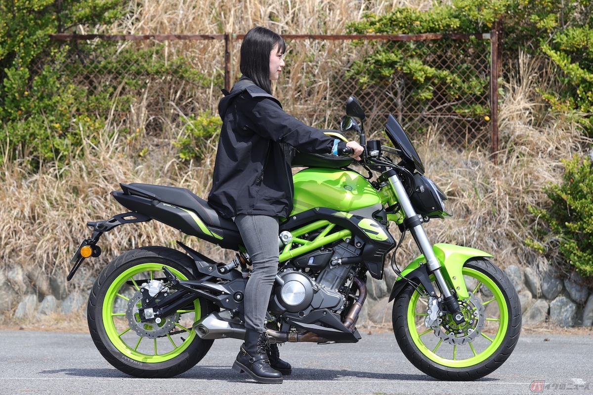 シート高は795mm、身長158cmのわたしが跨ると土踏まずから両つま先がしっかり着地できる