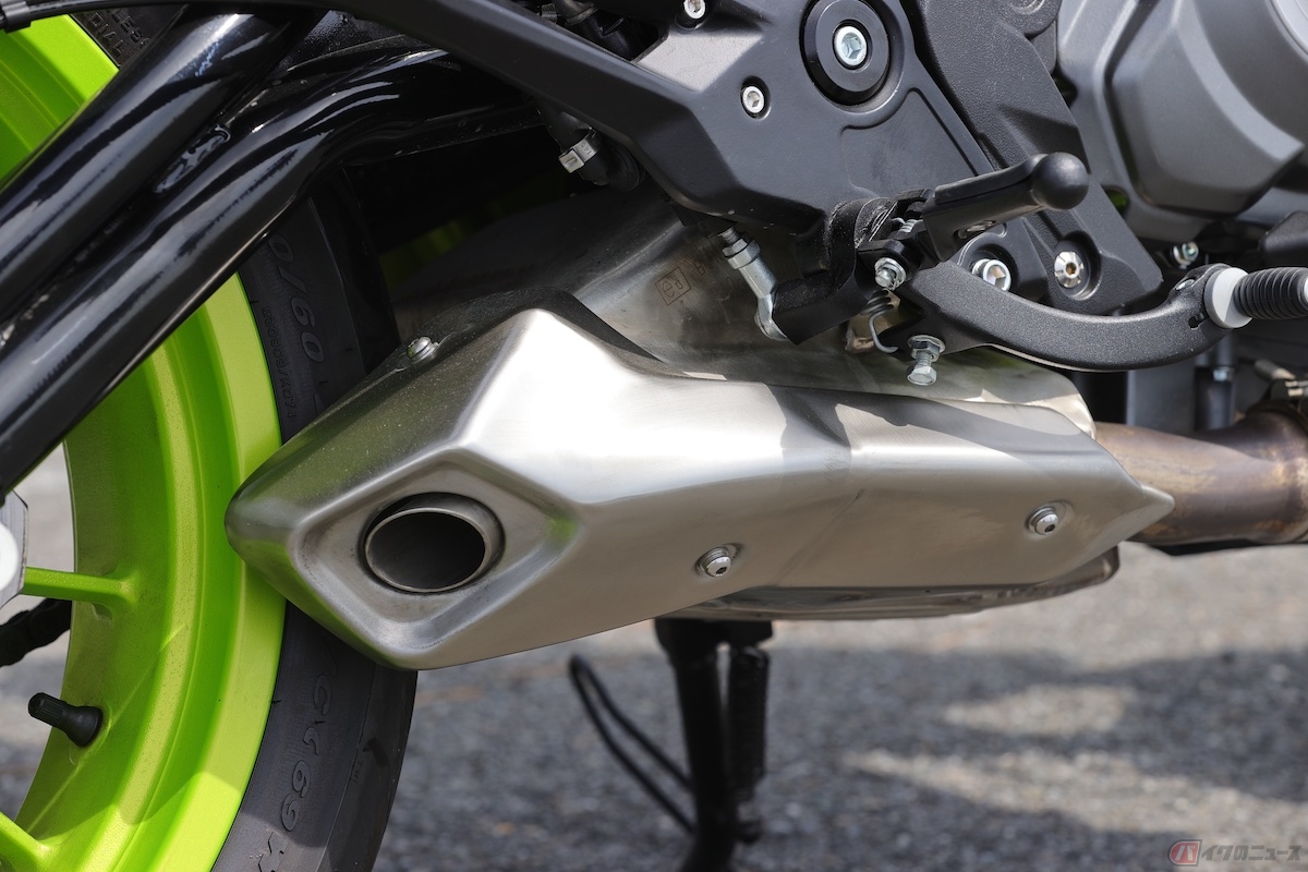 マフラーからは、比較的低い音が響いてびっくり