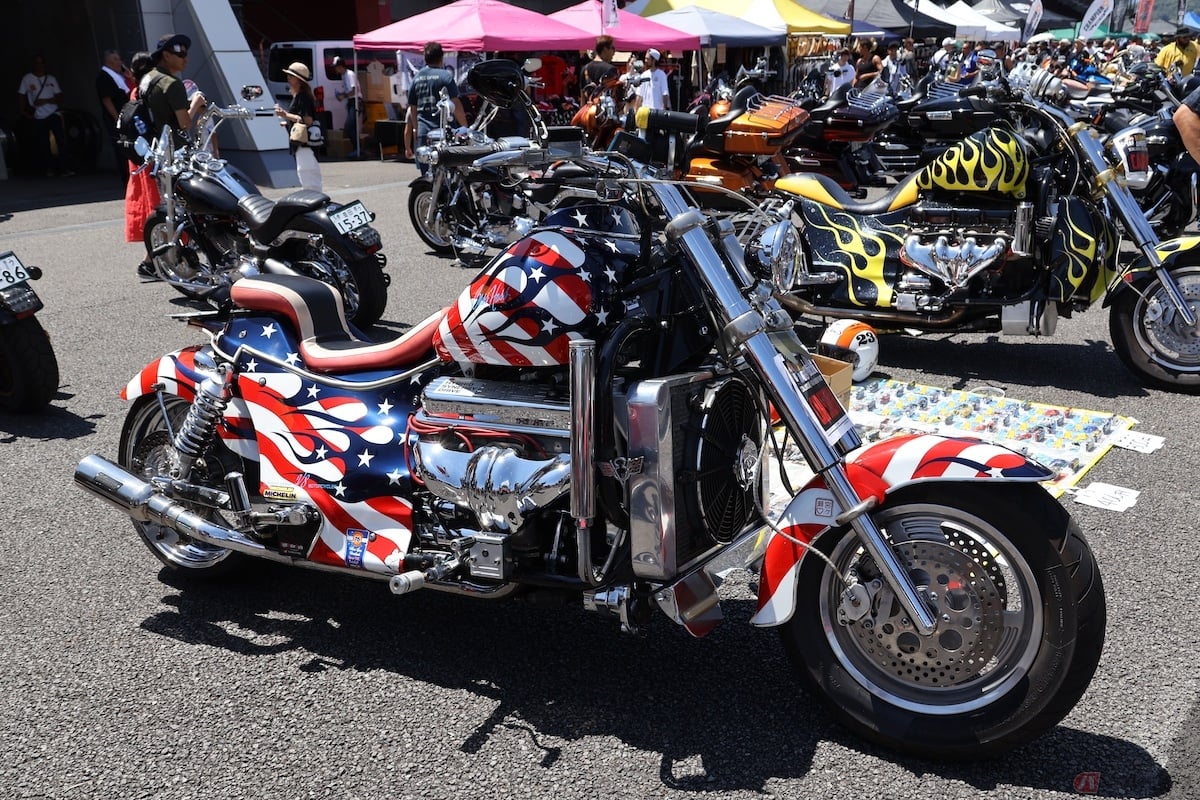 会場には、シボレー製V8エンジンを搭載したボスホスなども登場