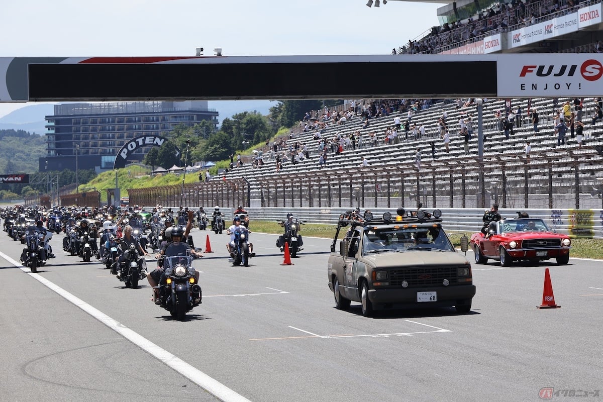 お昼からレーシングコースにてトライク、ハーレーダビッドソン、カワサキZシリーズによるサーキットパレードが開催!