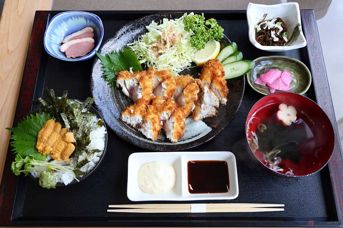 「女川魚市場食堂」の人気メニュー「レアあじフライ定食」に「生うにのせごはん」を追加