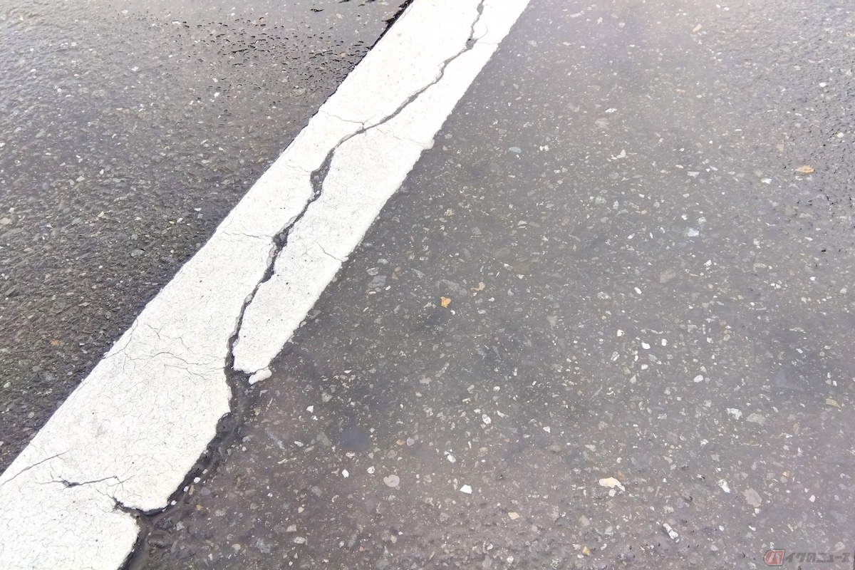 劣化によってアスファルトがひび割れたところへ雨水などの水分が浸透することで、アスファルトの混合物が乖離してポットホールが発生することもある