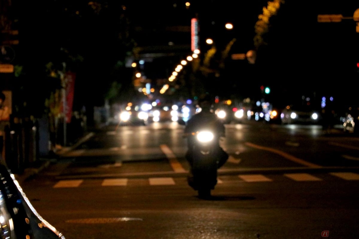 夜はヘッドライトの逆光で対向車の距離が掴みにくくなっているため、右直事故に巻き込まれないよう注意が必要