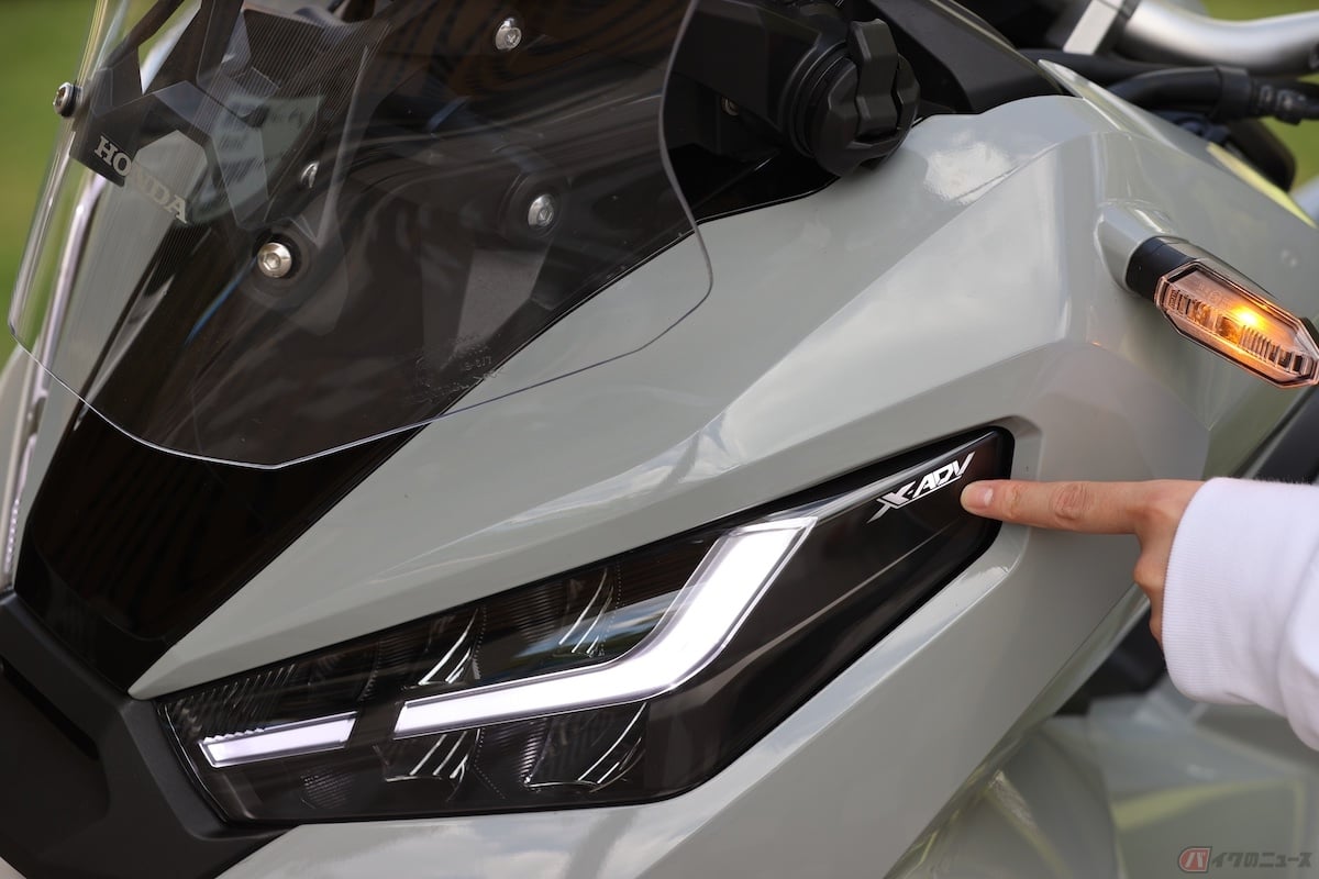 イグニッションをONにするとLEDヘッドライトの端に「X-ADV」と白色点灯する