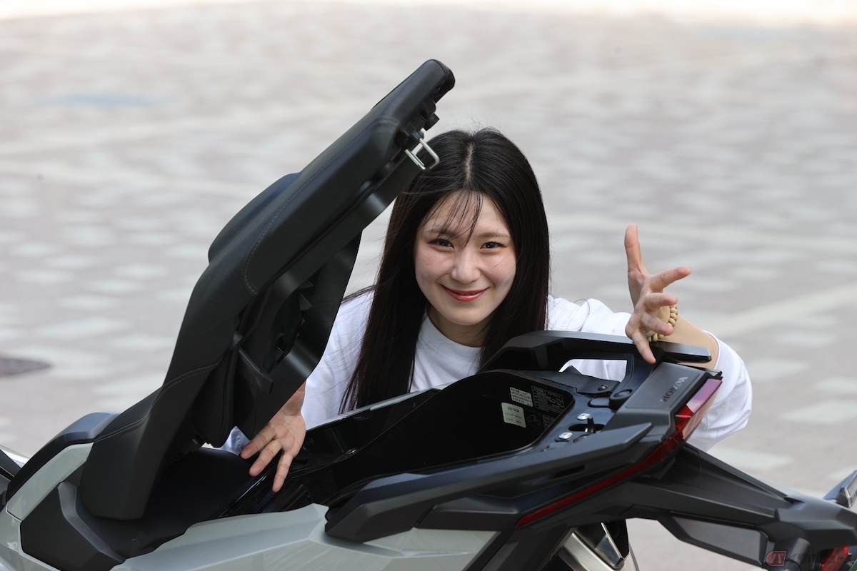 シート下に容量22Lのメットインボックスがあり、わたしはとても感動した！